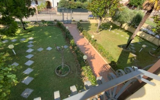 CASA SINGOLA CON DUE UNITA’ ABITATIVE E GIARDINO