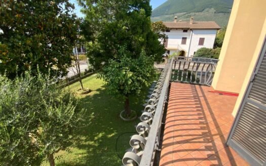CASA SINGOLA CON DUE UNITA’ ABITATIVE E GIARDINO