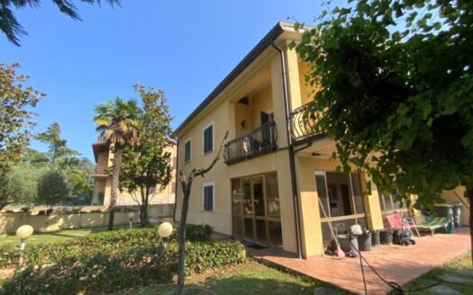 CASA SINGOLA CON DUE UNITA’ ABITATIVE E GIARDINO