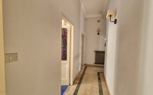 Appartamento in bifamiliare con 2 camere, giardino, fondo e magazzino