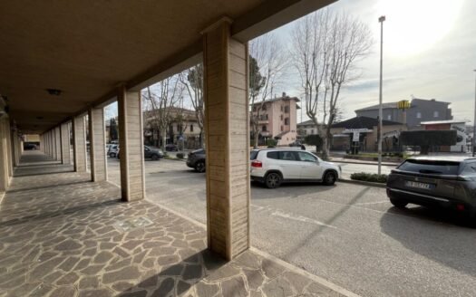 Locale commerciale in vendita, Santa Maria degli Angeli