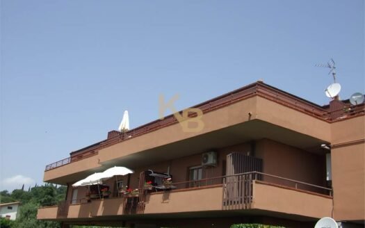 Attico con piscina e grande terrazzo vista lago