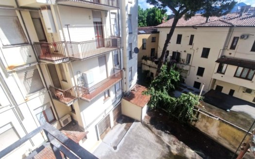 Luminoso appartamento con 3 camere e posto auto privato