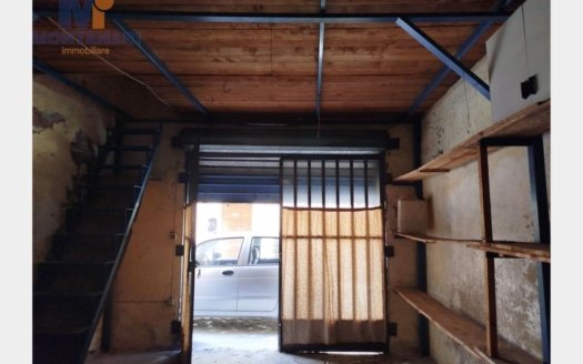 In Vendita Garage con Soppalco